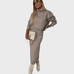 Stickad tvådelad klänning med elegant rund hals