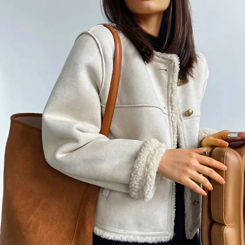 Damjacka med kantdetaljer och knappar