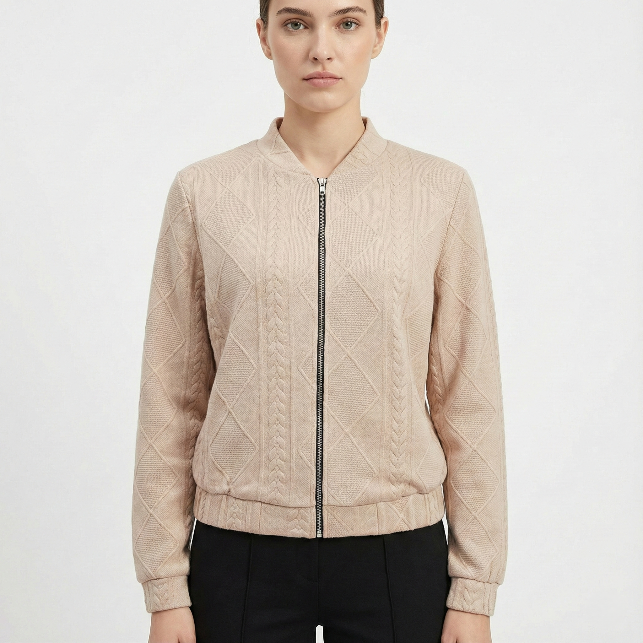 Damjacka med stickat mönster och dragkedja