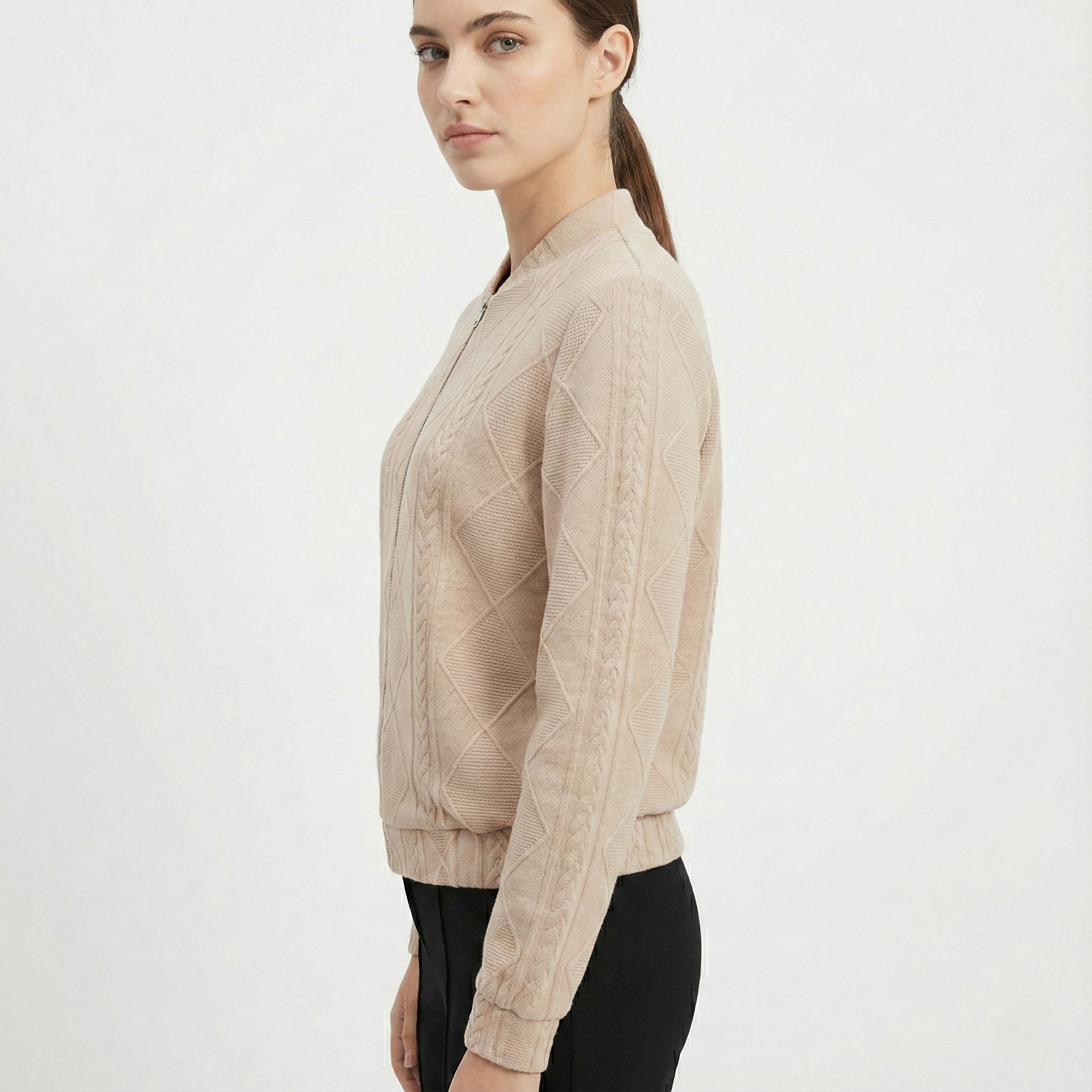 Damjacka med stickat mönster och dragkedja