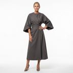 Midilång klänning för dam med bälte och vida ärmar