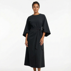 Midilång klänning för dam med bälte och vida ärmar