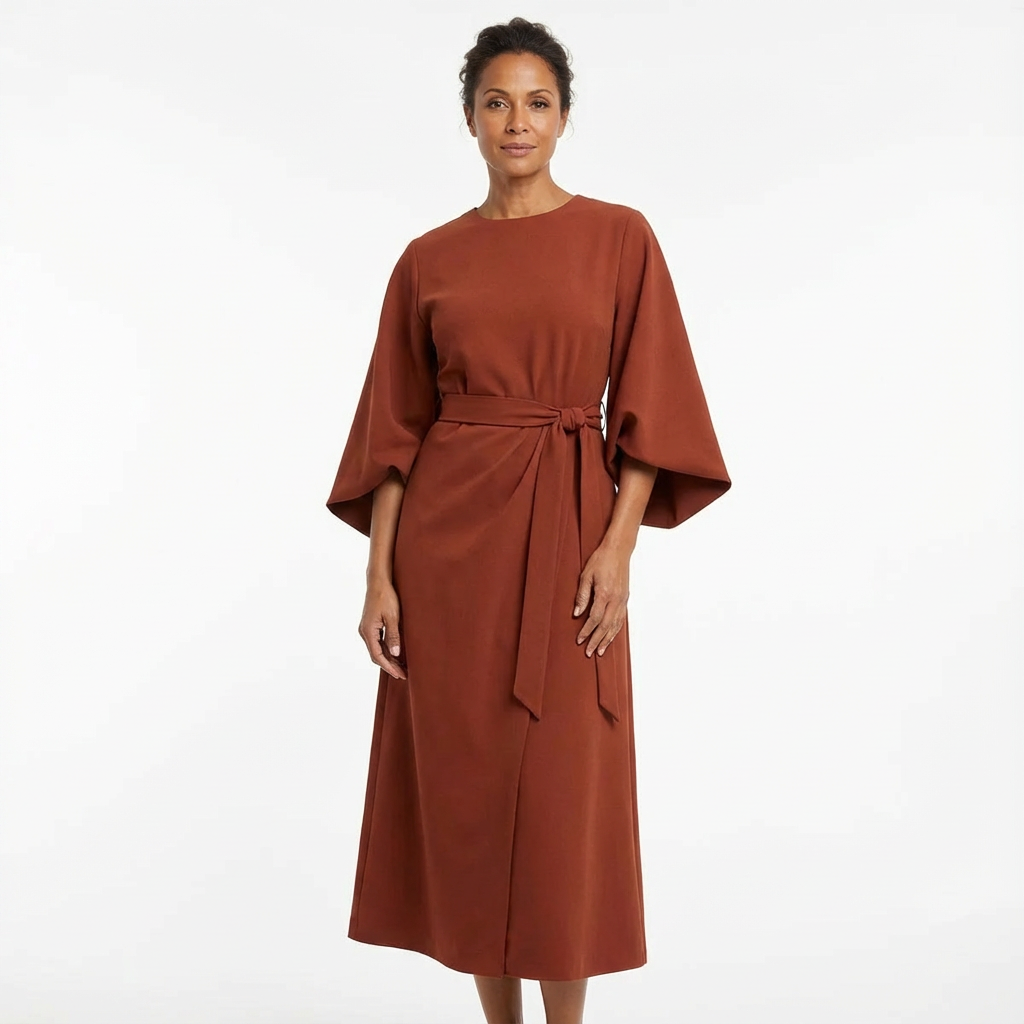 Midilång klänning för dam med bälte och vida ärmar