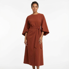 Midilång klänning för dam med bälte och vida ärmar