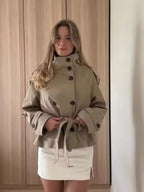Damjacka med ståkrage, dubbelknäppning och midjebälte