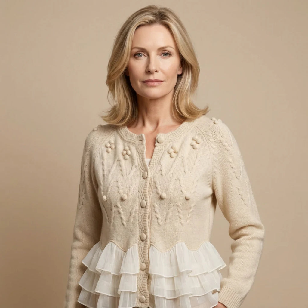 Stickad kofta för dam med strukturerad yta och volangkant