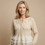 Stickad kofta för dam med strukturerad yta och volangkant