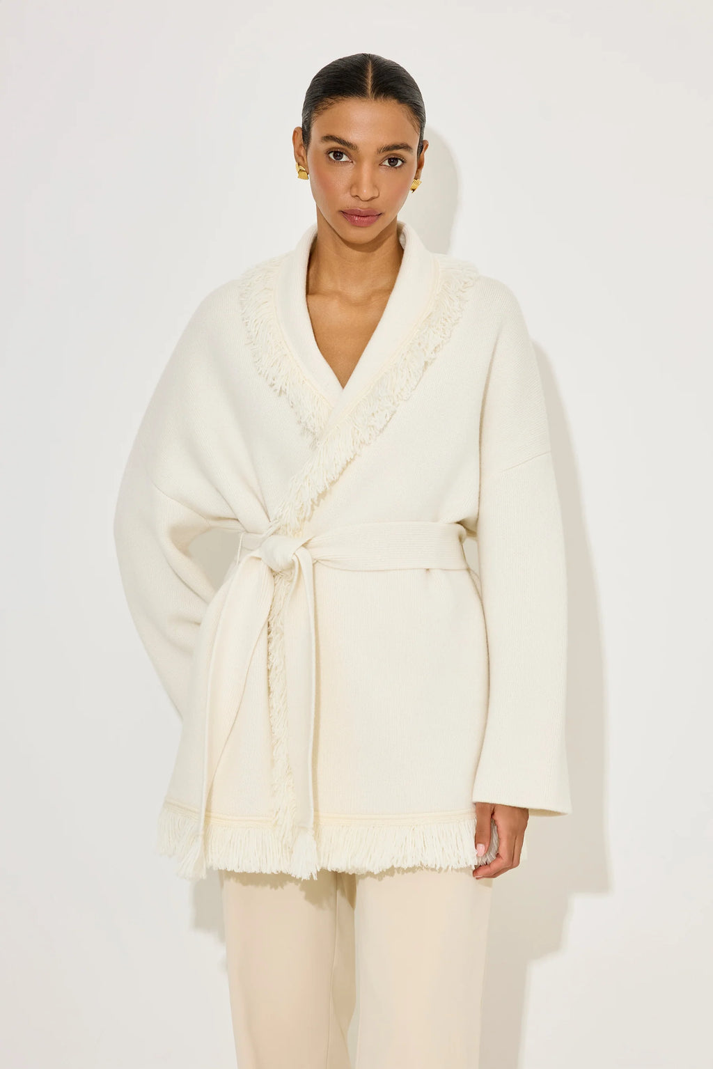 Stickad omlottkofta för dam med fransdetaljer