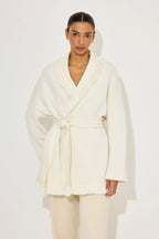 Stickad omlottkofta för dam med fransdetaljer