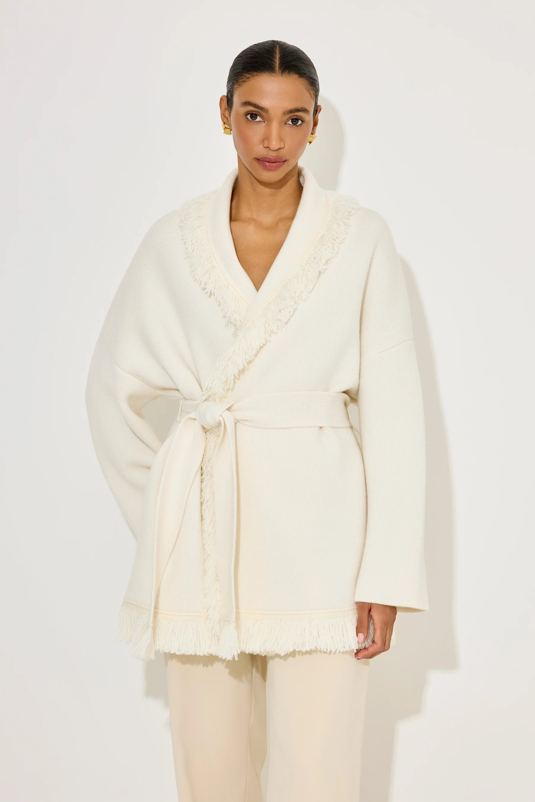 Stickad omlottkofta för dam med fransdetaljer