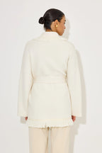 Stickad omlottkofta för dam med fransdetaljer