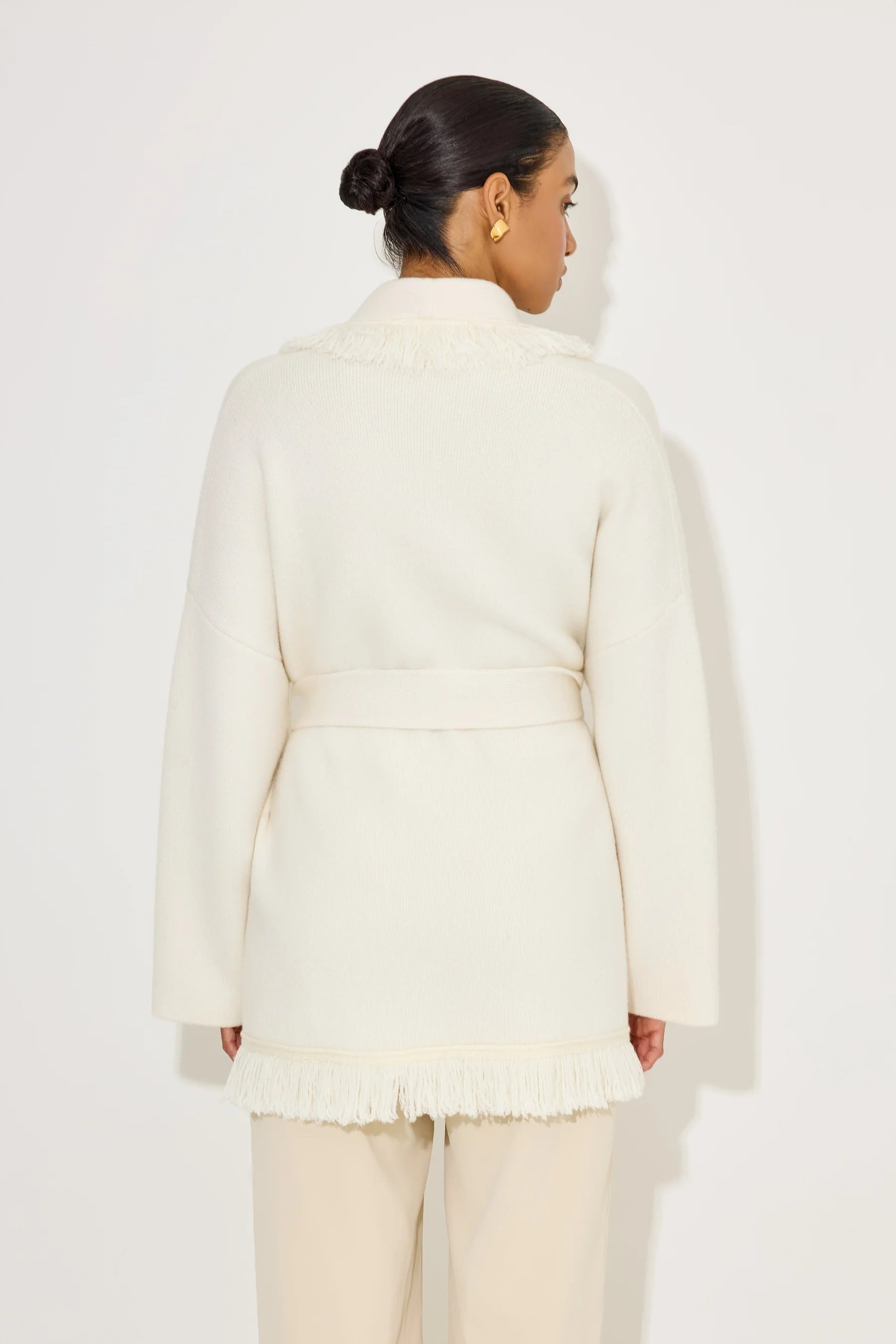 Stickad omlottkofta för dam med fransdetaljer