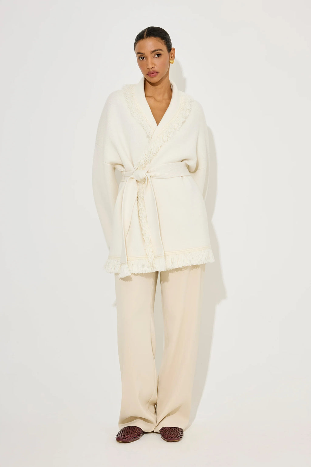 Stickad omlottkofta för dam med fransdetaljer