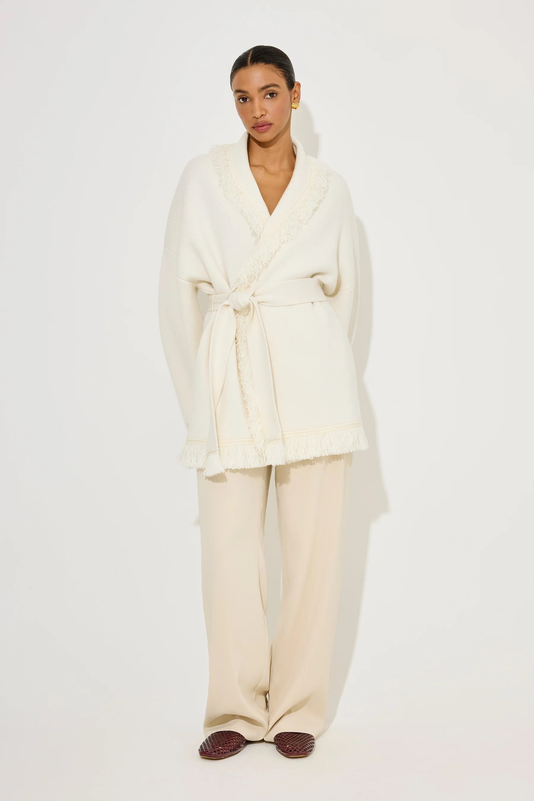 Stickad omlottkofta för dam med fransdetaljer