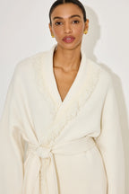 Stickad omlottkofta för dam med fransdetaljer