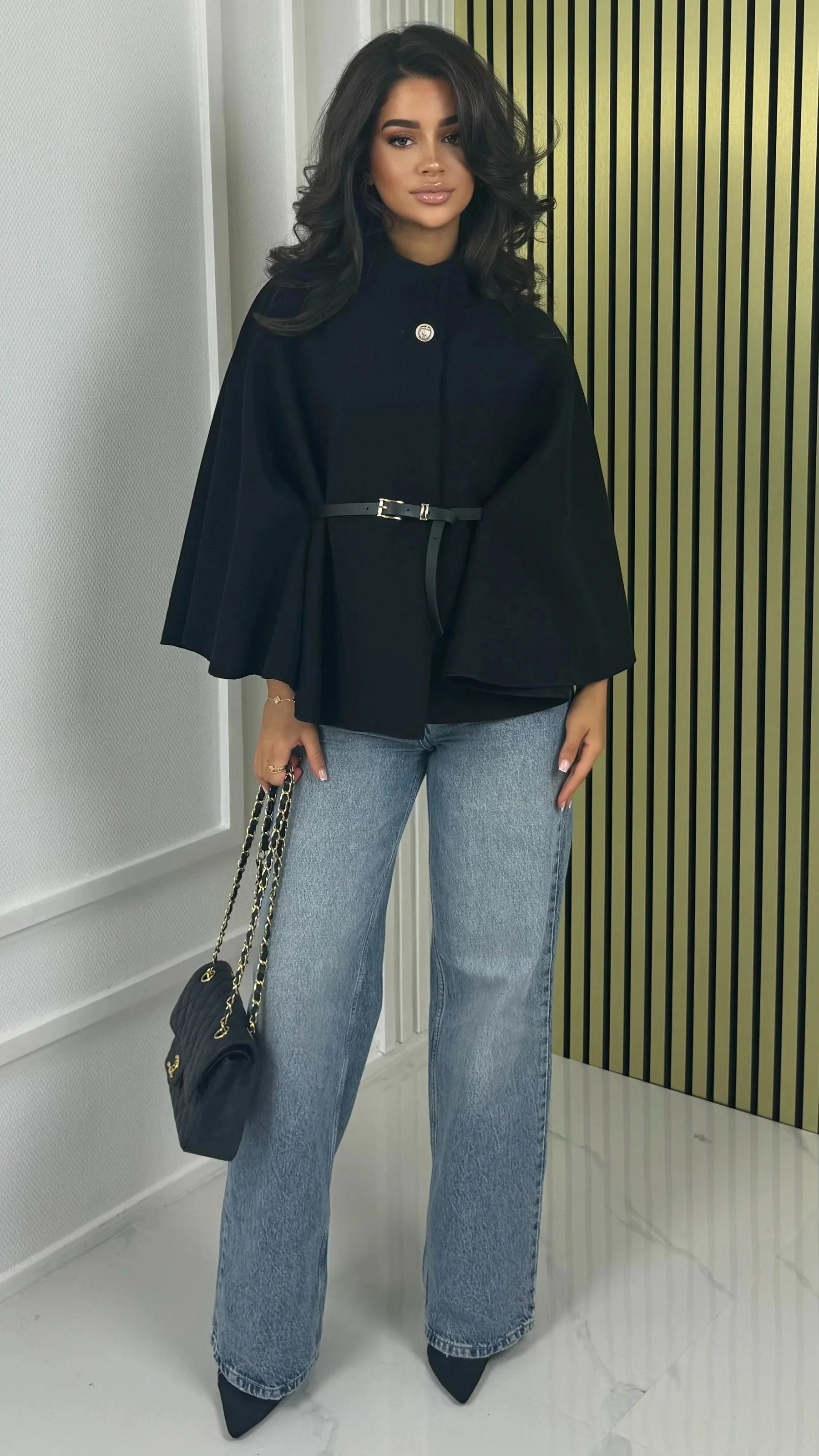 Stickad poncho för damer med bälte i midjan