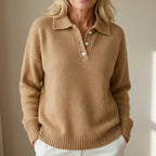 Stickad tröja för dam med krage och knäppning fram