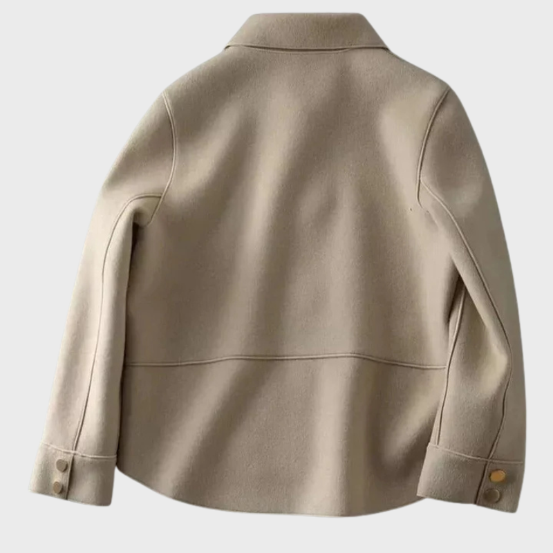 Damkavaj med knappar och rundad krage