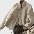 Damkavaj med knappar och rundad krage