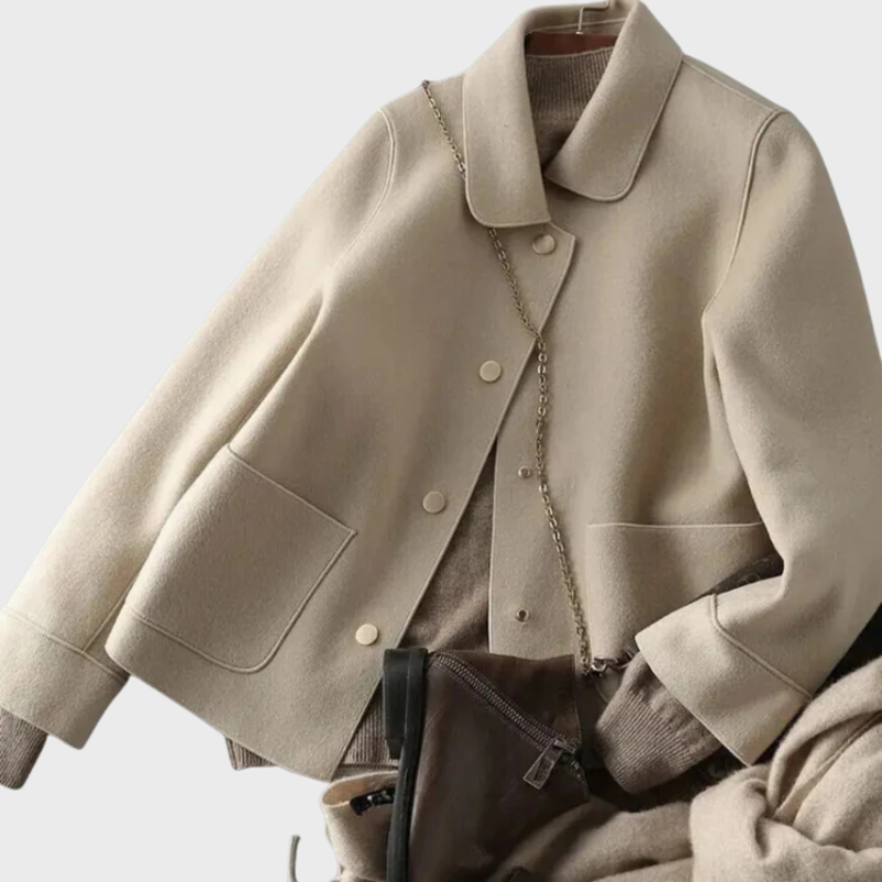 Damkavaj med knappar och rundad krage