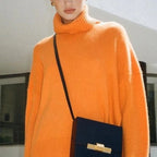 Stickad tröja för dam med hög hals