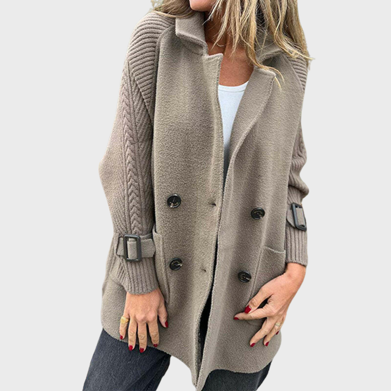 Stickad damkofta med dubbelknäppning och krage