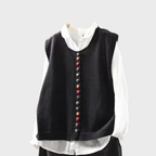 Stickad damväst med dekorativa färgade knappar