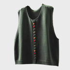 Stickad damväst med dekorativa färgade knappar