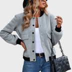 Dambomberjacka med kontrastdetaljer och fickor