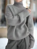Stickad damtröja med hög polokrage