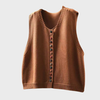 Stickad damväst med dekorativa färgade knappar