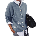 Stickad damkofta med maskrosmönster och knappar