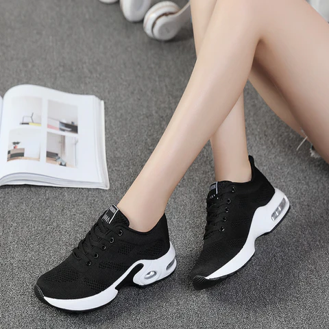 Unisex sneakers med snörning och vit sula