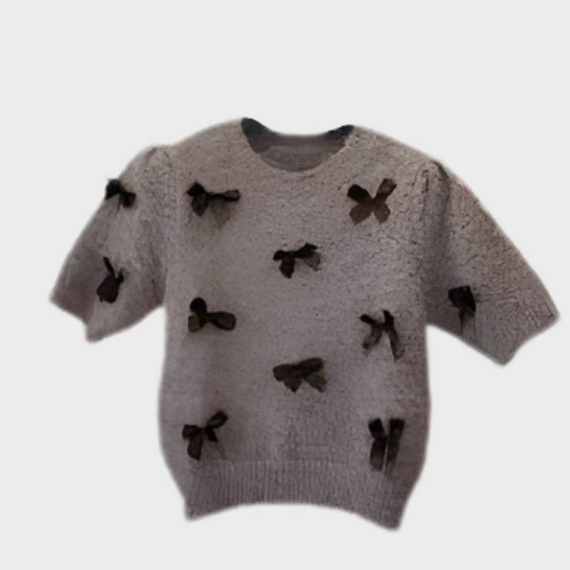 Stickad damsweater med dekorativa rosetter och kort ärm